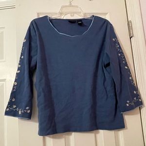 Women’s navy blue 3/4 sleeve shirt with design down sleeves. Size XL